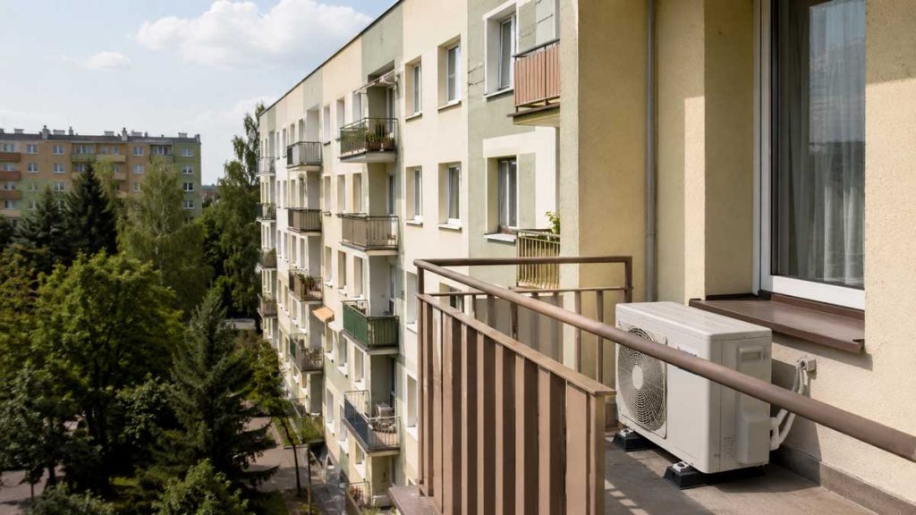 Klimatyzacja w starych budynkach a ekologia – wyzwania kamienic i bloków z lat 60–80 2 klimatyzacja stare budynki 2